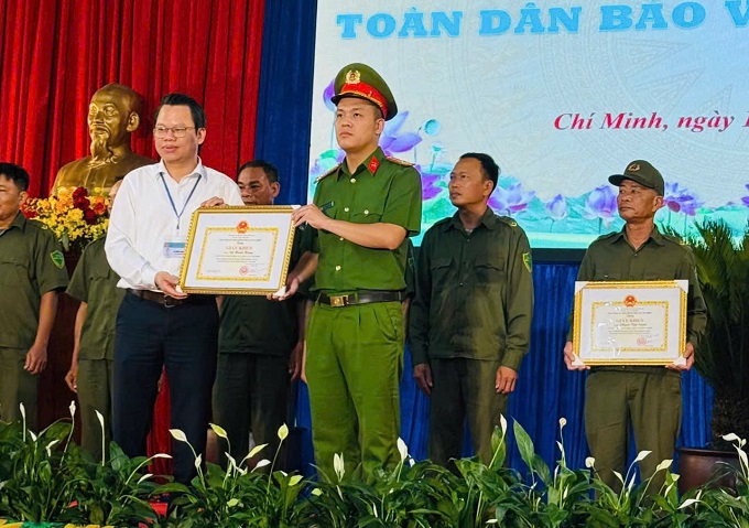 Tưng bừng “Ngày hội Toàn dân bảo vệ ANTQ” năm 2025 xã Chí Minh